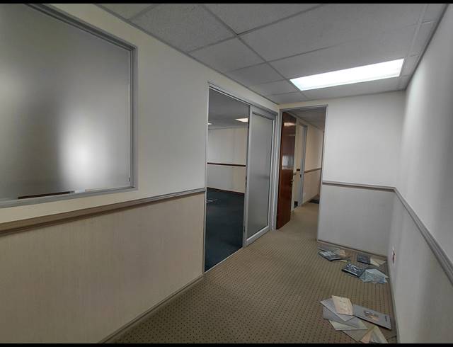 170M² OFFICE TO LET IN LYME PARK